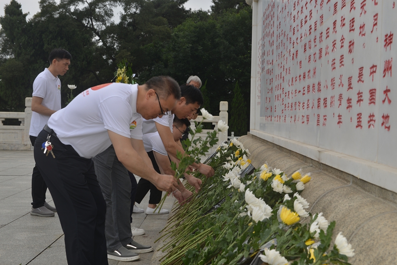 西部公司黨支部黨員向革命先烈敬獻(xiàn)鮮花花圈_副本.jpg